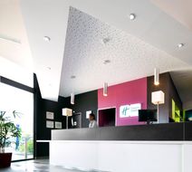 Holiday Inn Express Odysseum Lobby