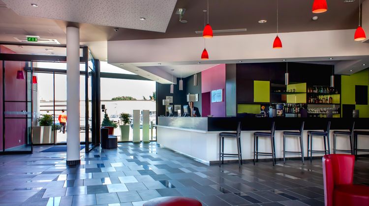 Holiday Inn Express Odysseum Lobby