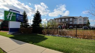 Holiday Inn Express & Suites Airport