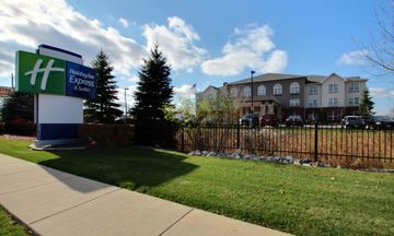 Holiday Inn Express & Suites Airport