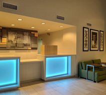 Holiday Inn Express & Suites Airport Lobby