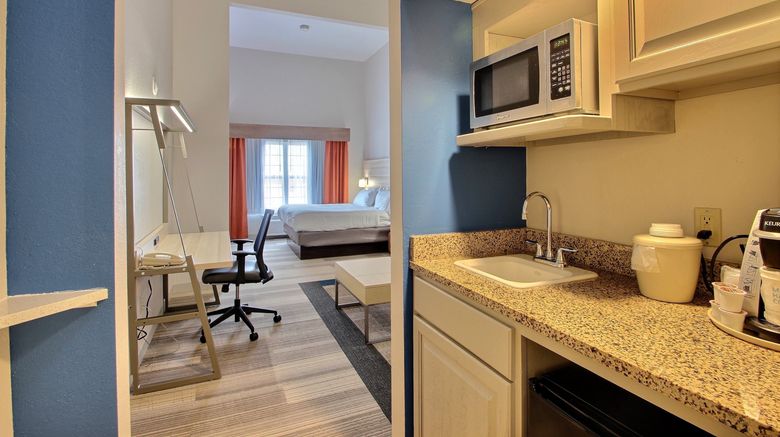 <b>Holiday Inn Express & Suites Airport Suite</b>. Images powered by <a href="https://www.leonardoworldwide.com/" title="Leonardo Worldwide" target="_blank">Leonardo</a>.