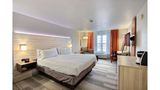 Holiday Inn Express & Suites Airport Room