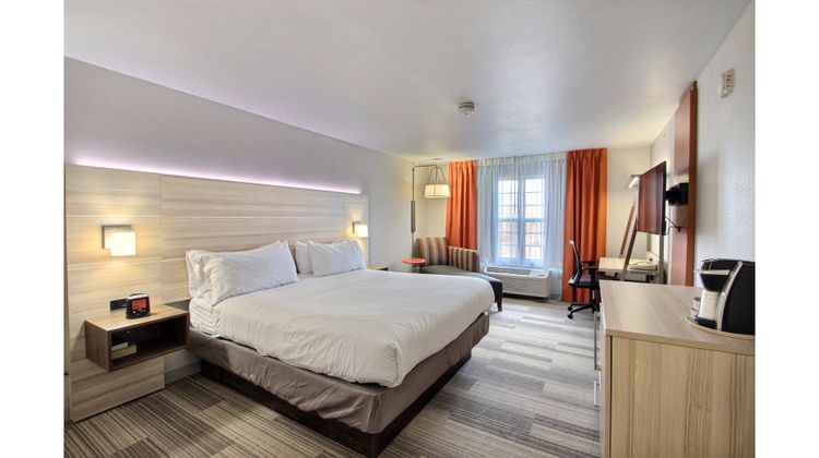 Holiday Inn Express & Suites Airport Room