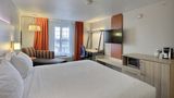 Holiday Inn Express & Suites Airport Room