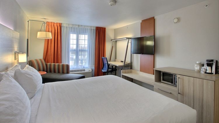 Holiday Inn Express & Suites Airport Room