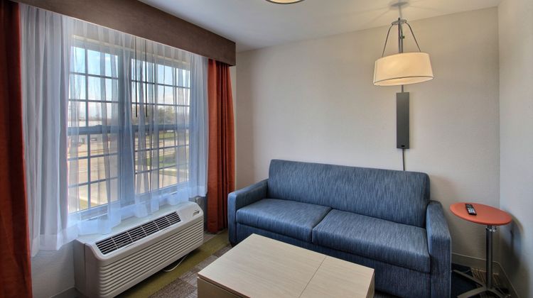 Holiday Inn Express & Suites Airport Room