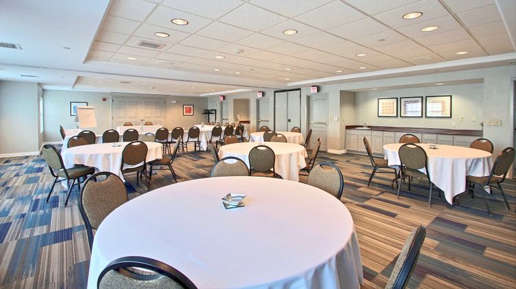 Holiday Inn Express & Suites Airport Meeting