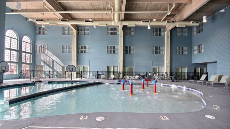 Holiday Inn Express & Suites Airport Pool