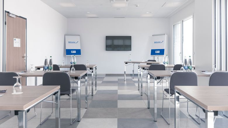 <b>Holiday Inn Express Luzern-Neuenkirch Meeting</b>. Images powered by <a href="https://www.leonardoworldwide.com/" title="Leonardo Worldwide" target="_blank">Leonardo</a>.