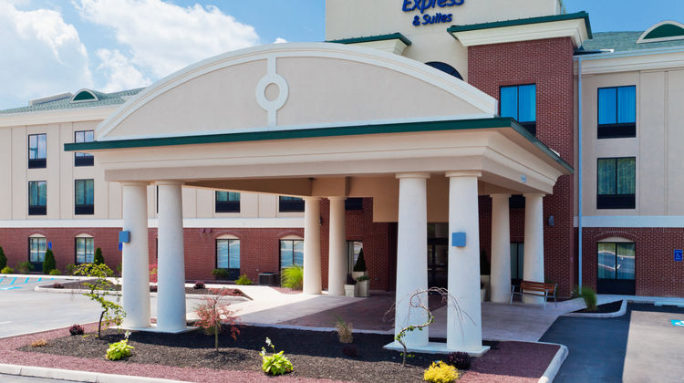 Holiday Inn Express Hotel & Suites Exterior