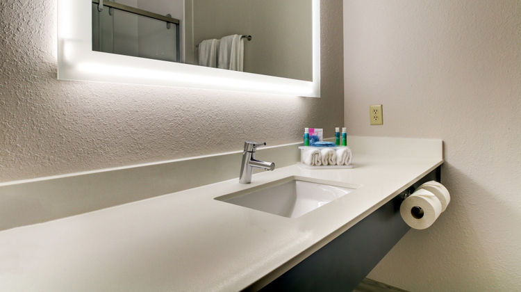 Holiday Inn Express & Suites Live Oak Room