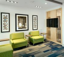 Holiday Inn Express & Suites Medford Lobby
