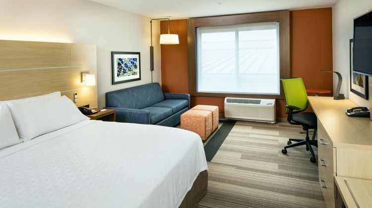 Holiday Inn Express & Suites Medford Suite