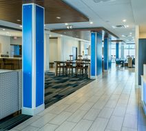 Holiday Inn Express & Suites Medford Lobby