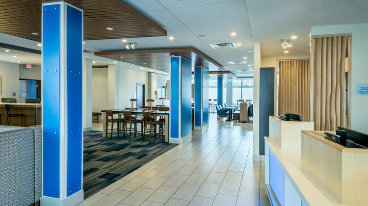 Holiday Inn Express & Suites Medford Lobby