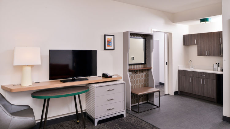 Holiday Inn & Suites Farmington Hills Suite