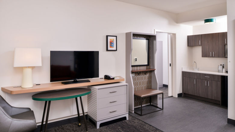 <b>Holiday Inn & Suites Farmington Hills Suite</b>. Images powered by <a href="https://www.leonardoworldwide.com/" title="Leonardo Worldwide" target="_blank">Leonardo</a>.
