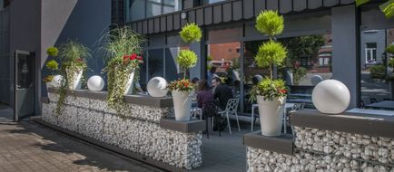 Hotel Dream, Mons Exterior