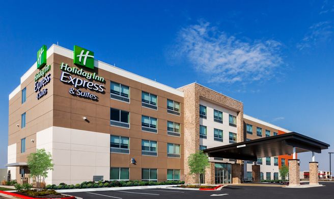 Holiday Inn Express & Suites Chanute Exterior