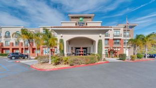 Holiday Inn Express Hotel & Suites