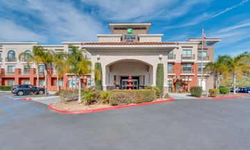 Holiday Inn Express Hotel & Suites