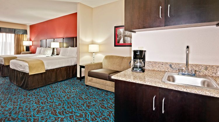 Holiday Inn Express New Philadelphia Suite