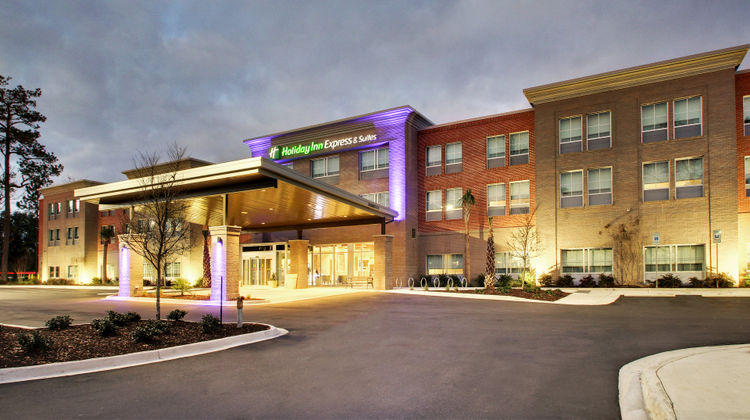 Holiday Inn Express/Suites Charleston NE Exterior
