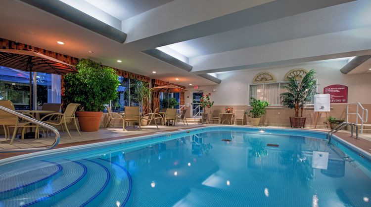 Holiday Inn Express Warren Pool