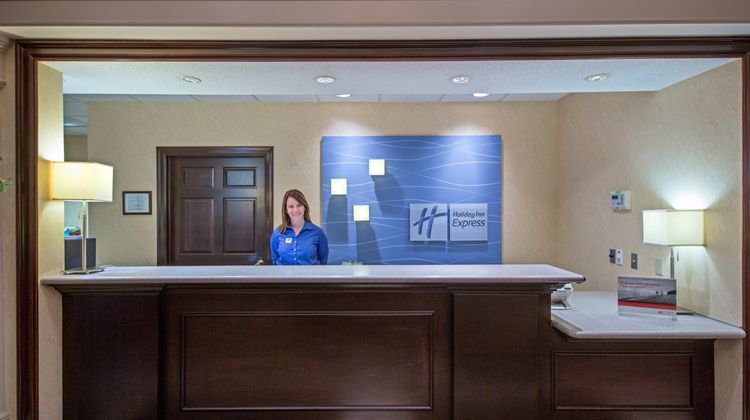 Holiday Inn Express Warren Lobby