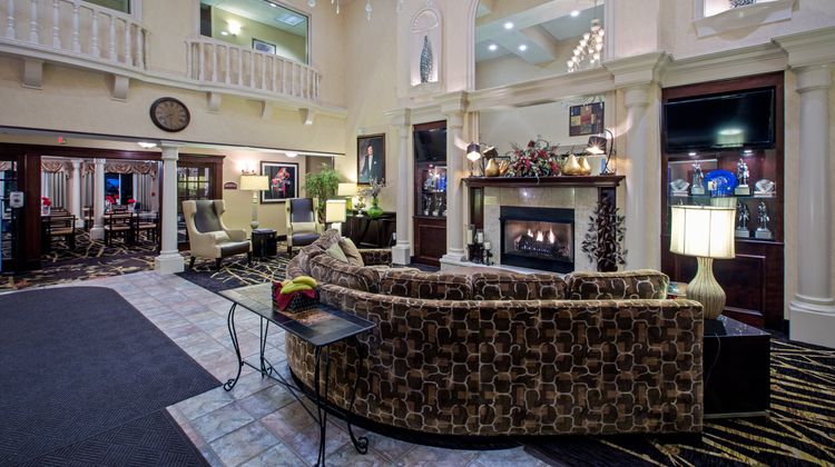 Holiday Inn Express Warren Lobby