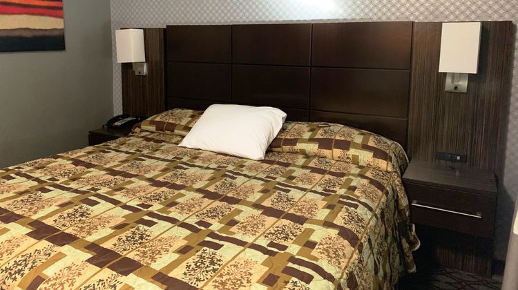 Red Carpet Inn Room
