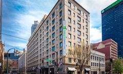 Holiday Inn Express Hotel & Suites