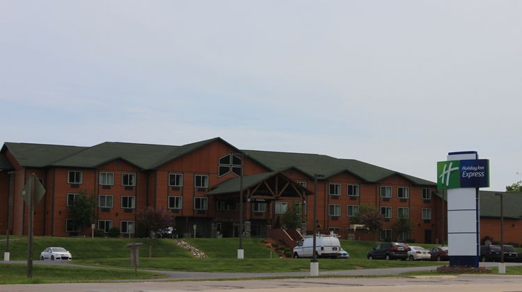 Holiday Inn Express Munising Exterior