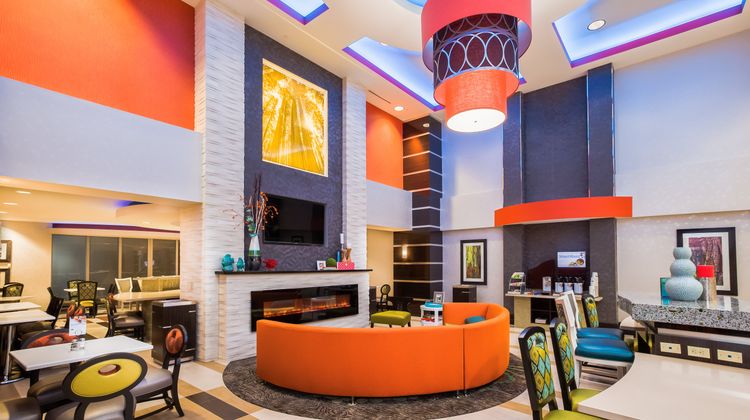 Holiday Inn Express & Suites Eureka Lobby