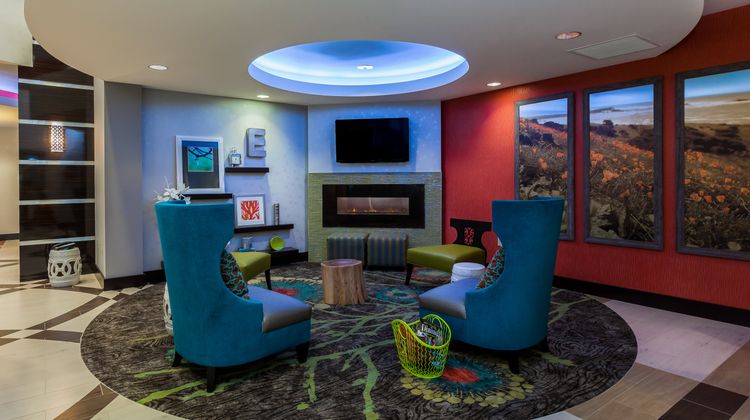 Holiday Inn Express & Suites Eureka Lobby