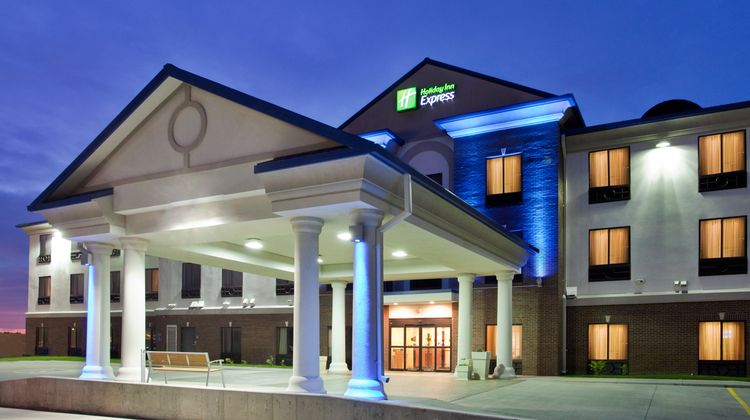 Holiday Inn Express & Suites McPherson Exterior