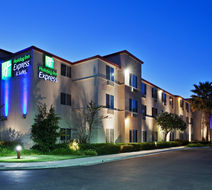 Holiday Inn Express Hotel & Suites Exterior