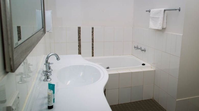 <b>Pinjarra Resort Room</b>. Images powered by <a href="https://www.leonardoworldwide.com/" title="Leonardo Worldwide" target="_blank">Leonardo</a>.