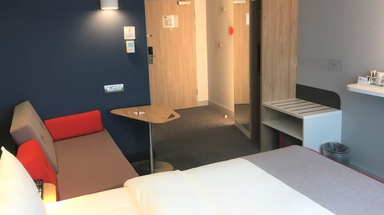 <b>Holiday Inn Express Zurich Airport Room</b>. Images powered by <a href="https://www.leonardoworldwide.com/" title="Leonardo Worldwide" target="_blank">Leonardo</a>.