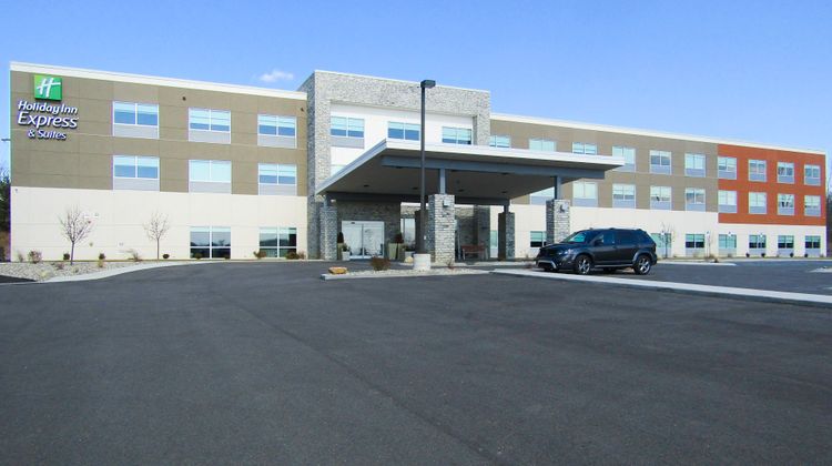 Holiday Inn Express & Suites Coldwater Exterior