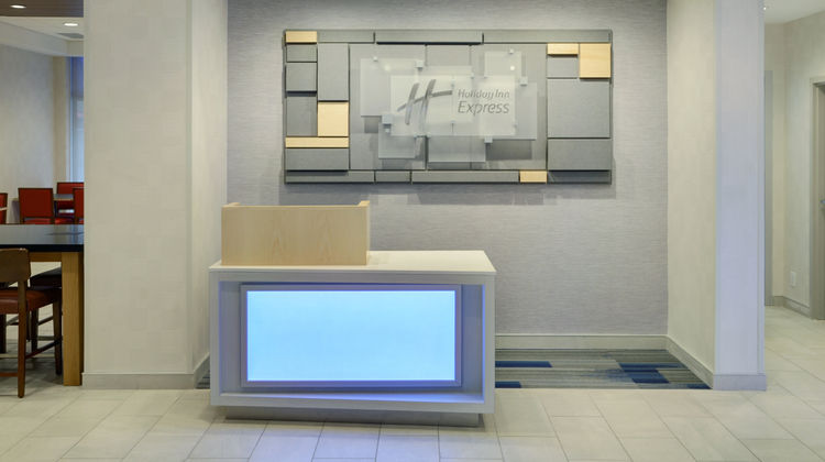 Holiday Inn Express Toronto Downtown Exterior