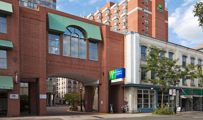 Holiday Inn Express Toronto Downtown Exterior