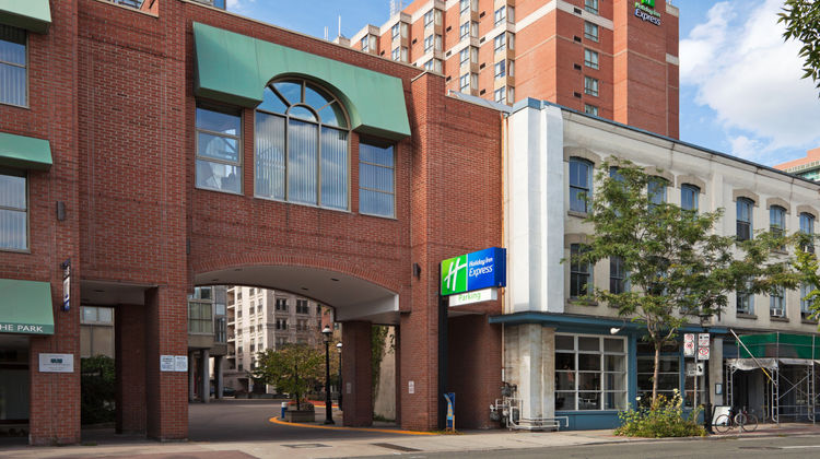 Holiday Inn Express Toronto Downtown Exterior