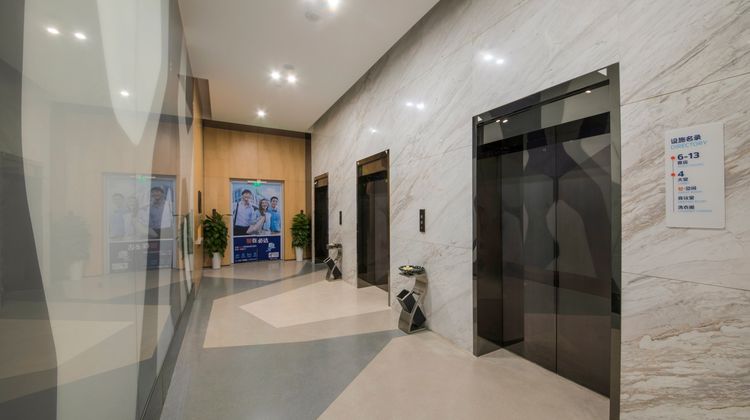 Holiday Inn Express Yantai YEDA Lobby