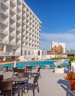 Holiday Inn Express & Suites Beachfront