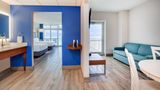 Holiday Inn Express & Suites Beachfront Suite