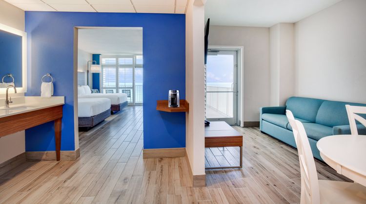 Holiday Inn Express & Suites Beachfront Suite