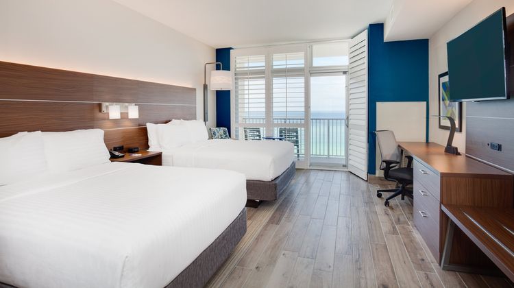 Holiday Inn Express & Suites Beachfront Suite