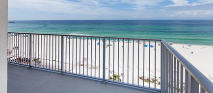 Holiday Inn Express & Suites Beachfront Exterior